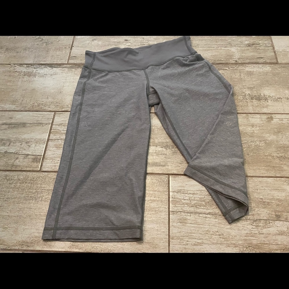 Lululemon clam diggers size 4 vguc